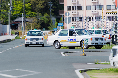 写真：長い直線の広々場内コース（四輪専用コース）